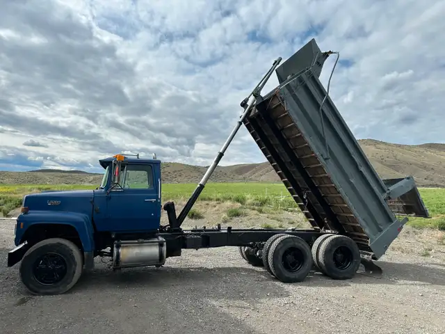 1990 Ford L8000 Dump Gravel Truck, Rock Box in Heavy Trucks in Kamloops - Image 8