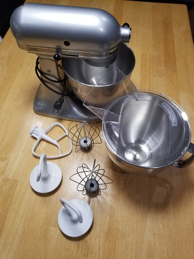Kitchenaid Artisan with extra accessories  dans Robots culinaires et mélangeurs  à Laval/Rive Nord