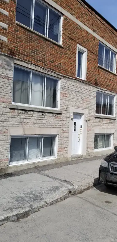 Villeray 3,5 appartement rénové, bien éclairé, moins d'un km du métro Fabre, situé dans un demi sous...