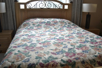 Queen Size Bedding: Comforter LIKE NEW