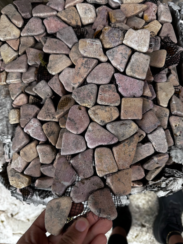 PATHWAY PEBBLE STONES ON MESH in Outdoor Décor in Mississauga / Peel Region - Image 3