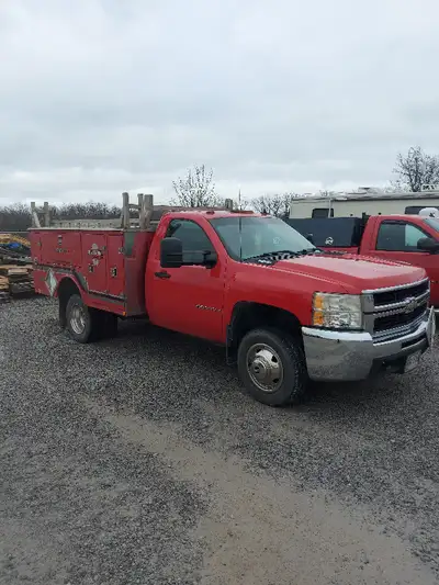 2009 Chevrolet 3500HD with Fiberglass box