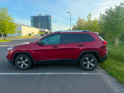 Jeep Cherokee 2015 – Seulement 77033 km – État exceptionne ! Je vends mon Jeep Cherokee 2015 avec un...