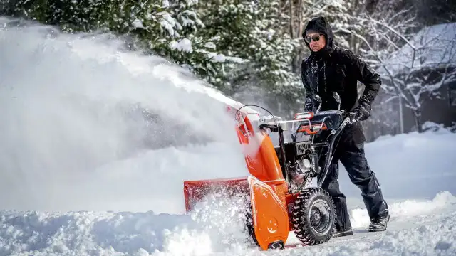 For Sale: Generac 28-Inch Two-Stage Snowblower in Snowblowers in Oshawa / Durham Region - Image 2