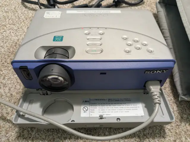 Projector Sony  VPL-CS1 (VGA 800x600)63760518764673121
