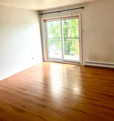 Logement 3 1/2 disponible pour le 1er août 2025 : - Chauffé et éclairé - Unité de coin (personne au-...