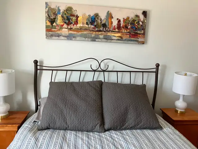 Base de lit avec tête et pied de lit. Marque québécoise Amisco. in Beds & Mattresses in Longueuil / South Shore - Image 3