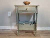 BEAUTIFUL PAINTED VINTAGE END TABLE