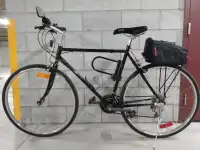 Vélo Hybride avec accessoires / Hybrid Bicycle with accessories