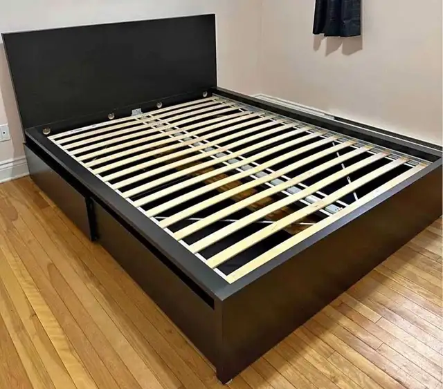 Lit Queen IKEA Malm avec 2 tiroirs de rangement  in Beds & Mattresses in City of Montréal - Image 3