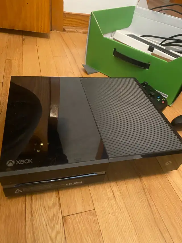 Xbox one + controllers + games in XBOX One in City of Montréal - Image 3
