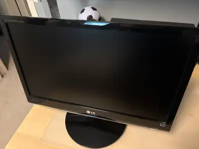 Selling a LG 20” IPS monitor Have VGA and DVI inputs. Great for homelab screen, spare secondary scre...