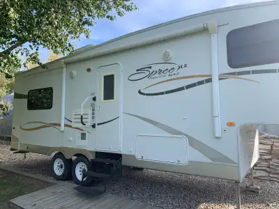 Have a 2009 Spree LX Super Lite 5th wheel for sale. Everything works as it should. -26 feet -2 slide...