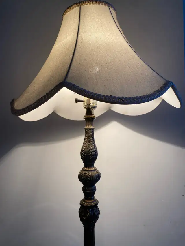 vintage lamp with glass surface in Indoor Lighting & Fans in City of Montréal - Image 7