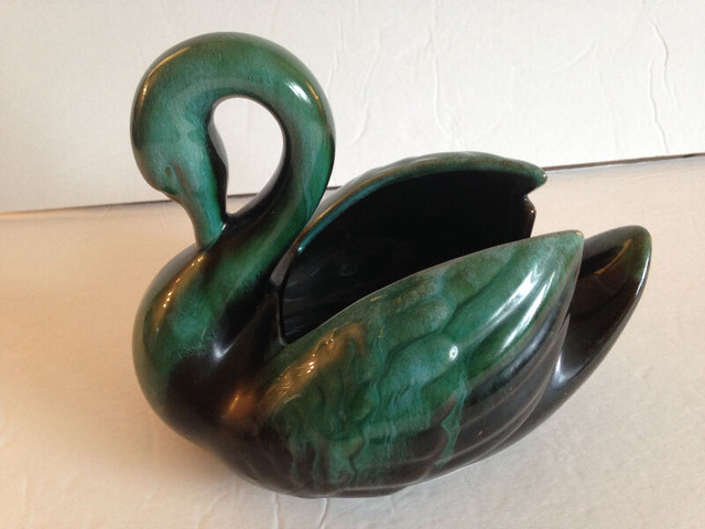 Blue Mountain Pottery Swan Green Black Art Planter in Arts & Collectibles in Winnipeg - Image 3