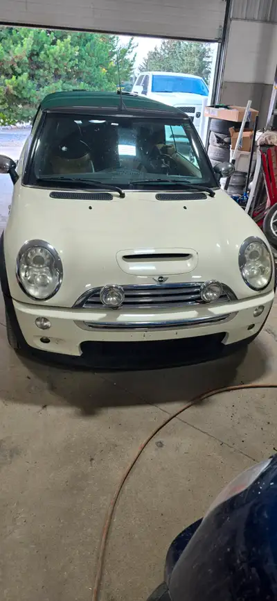 This is a very nice Mini Cooper S Convertible. Was from florida but been in Canada for quite a few y...