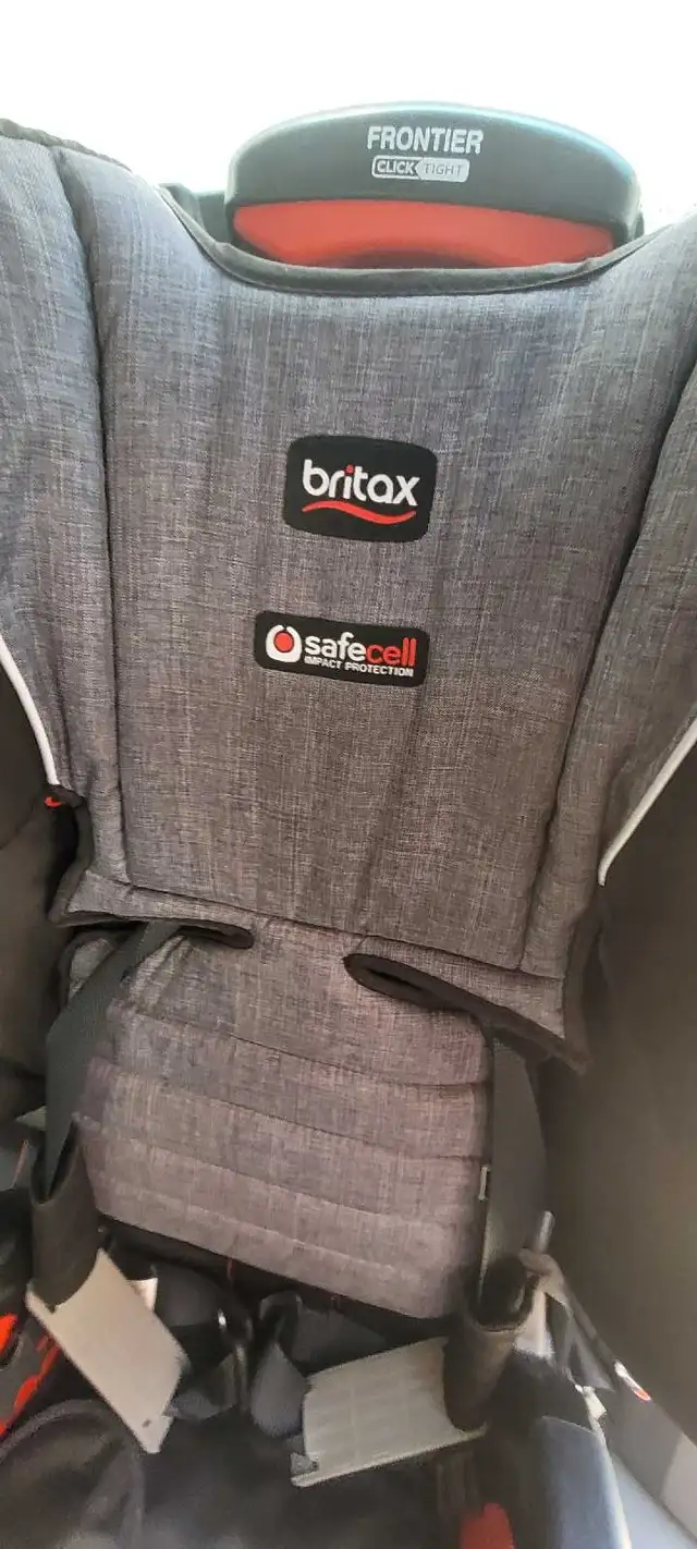 Siège d’auto britax in Strollers, Carriers & Car Seats in City of Montréal - Image 4