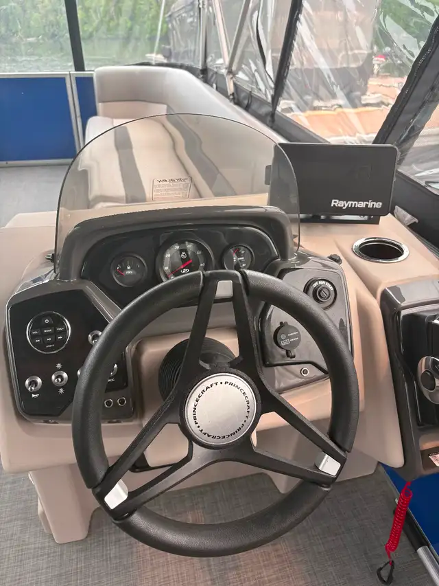 A+vendre+ponton+++princecraft++Velcra+2022++23+pieds+ in Powerboats & Motorboats in Lac-Saint-Jean - Image 3