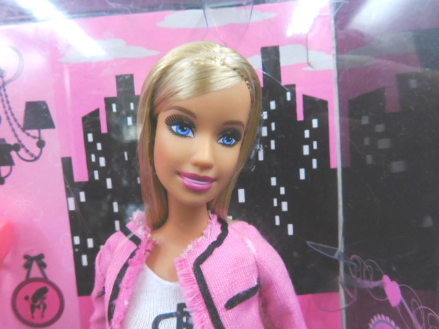 2008 BLONDE COLOR YOUR WORLD PINK TIME BARBIE NEW IN BOX, DOG in Hobbies & Crafts in Lethbridge - Image 2