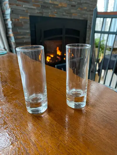 2 verres à shooter. 5$ pour les deux. Larouche mais je me déplace régulièrement à Alma, Jonquière et...