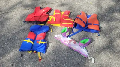 5 life jackets. 3 adults, 1 youth and 1 child puddle jumper. Good condition, $25 for all.