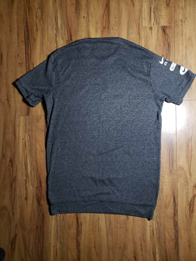 Grey and white nike cotton t-shirt in Men's in Chilliwack - Image 4