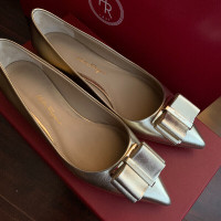 SALVATORE FERRAGAMO gold champagne bow flats shoes 6.5   7