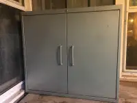 Metal tool cabinet