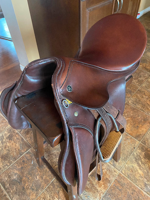 English Dressage Saddle in Equestrian & Livestock Accessories in Summerside - Image 2