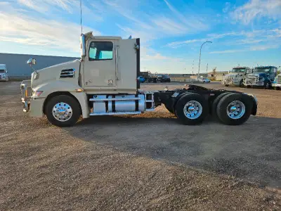 Two heavy spec Western Star 5700 daycabs available. DD16 600hp, DT12 automatic with Performance Pack...