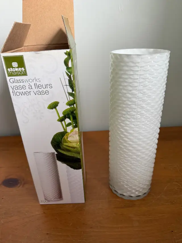 White Flower Vase in Home Décor & Accents in Calgary - Image 5