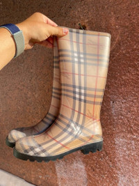 Burberry rain boots 100%  authentic size 7 