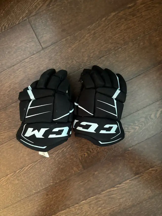 Kid’s Hockey Equipment - Like New in Hockey in Markham / York Region - Image 8