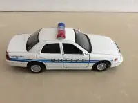 VOITURE   FORD  CROWN  VICTORIA  -  POLICE