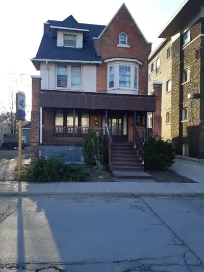 Centrally located 2nd floor 2 bedroom unit available. Steps to bus stop, across from NoFrills. Brigh...