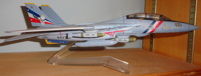US Navy F14 Tomcat VF-2 Bounty Hunters Die Cast Model 11.25" L in Arts & Collectibles in Kawartha Lakes