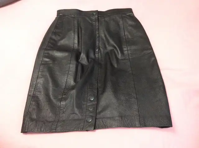 Jupe cuir noire in Women's - Dresses & Skirts in Trois-Rivières - Image 3