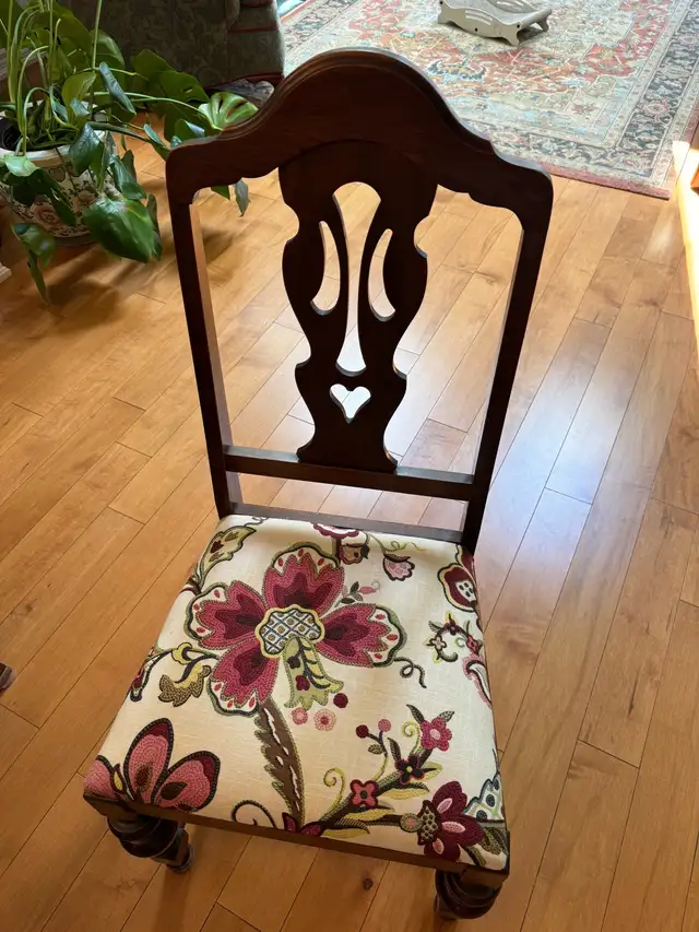 Dining Room Table and Chairs Set in Dining Tables & Sets in Hamilton - Image 6