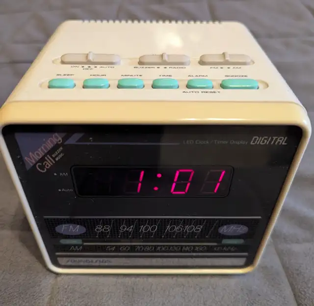 Sounddesign Radio Alarm Clock in General Electronics in Oshawa / Durham Region - Image 2