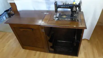 Beautiful Antique sewing machine with Tiger wood cabinet. Excellent conditions.