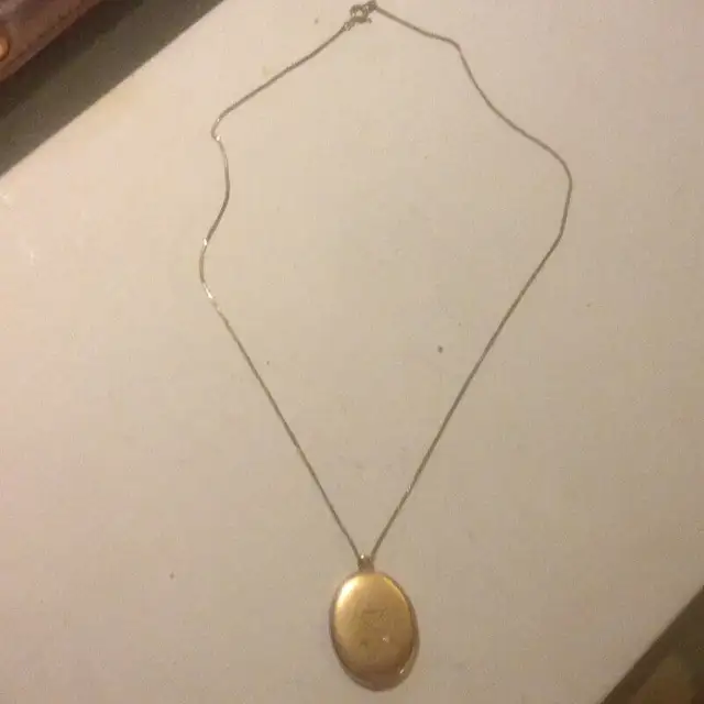 Antique Old Vintage Photo Locket Pendant in Arts & Collectibles in Vancouver - Image 2