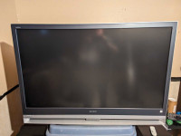 Sony LCD Projection TV.   Free.    Requires new bulb.