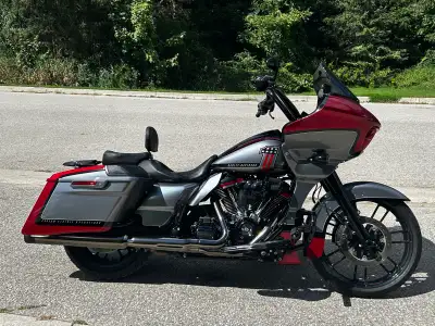 2019 HD CVO Road Glide. Red Pepper / Magnetic grey colour Only 12,000 km , Legend suspension front a...
