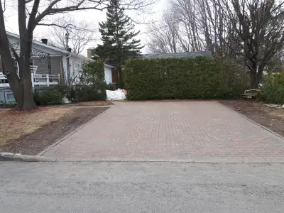 Stationnement extérieur à louer au mois pour automobile, près de Laurier Québec, Place Ste-Foy, Plac...