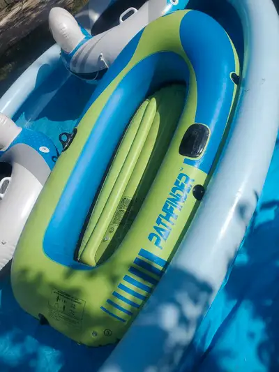 This Pathfinder inflatable boat is perfect for a fun day on the water, comfortably seating one or tw...