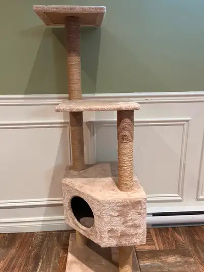 Arbre à chat crème très propre, mon chat refuse de monter dessus. Prix demandé $60