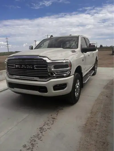 2024 Dodge ram 2500 Laramie brand new it only has 415 km on 15 hours on it has a fifth wheel and bed...