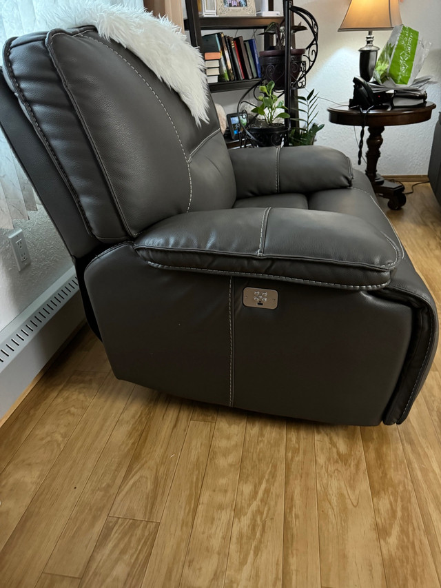 Reclining electric chairs  in Chairs & Recliners in Medicine Hat - Image 2