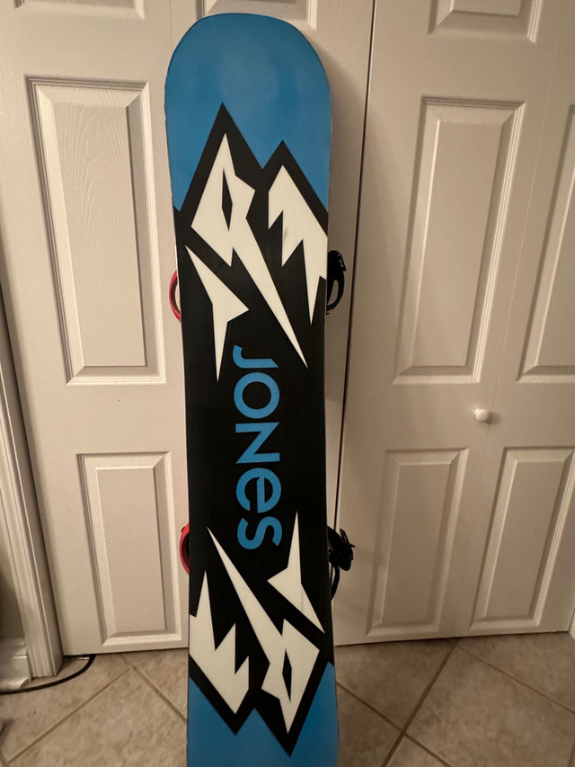 Snowboard Jones 164cm + botte Burton 12us dans Planches à neige  à Ville de Québec