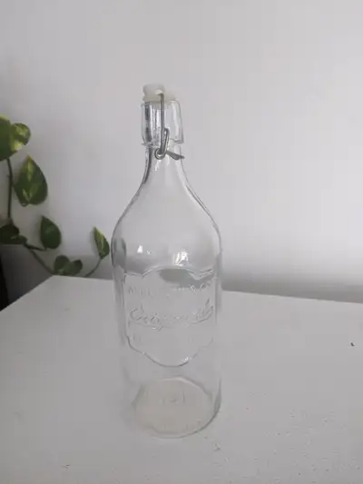 - En verre transparent - Va au lave-vaisselle - Diamètre: 3 ½ po - Hauteur: 11 pouces - Avec bouchon...